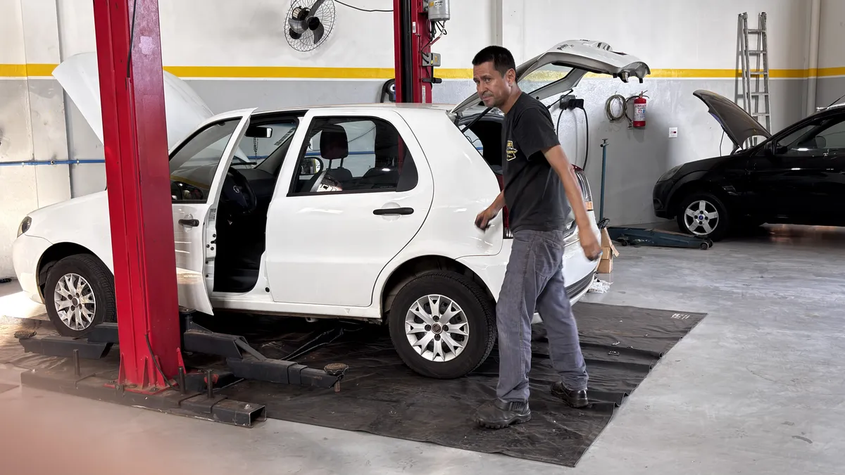 Instalação e troca de bateria de carro Moura na Dinei Auto Center